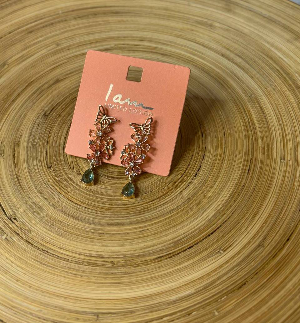 گوشواره آویز کوتاه پروانه و گل نگینی